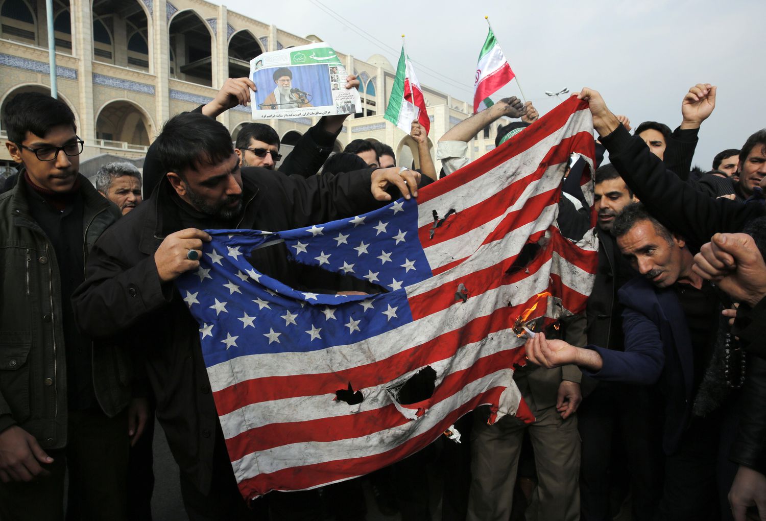 Bandeira dos Estados Unidos é queimada em protesto em Teerã. 