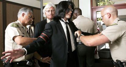 Michael Jackson, no controle do tribunal de Santa Bárbara (Califórnia) em junho de 2005.