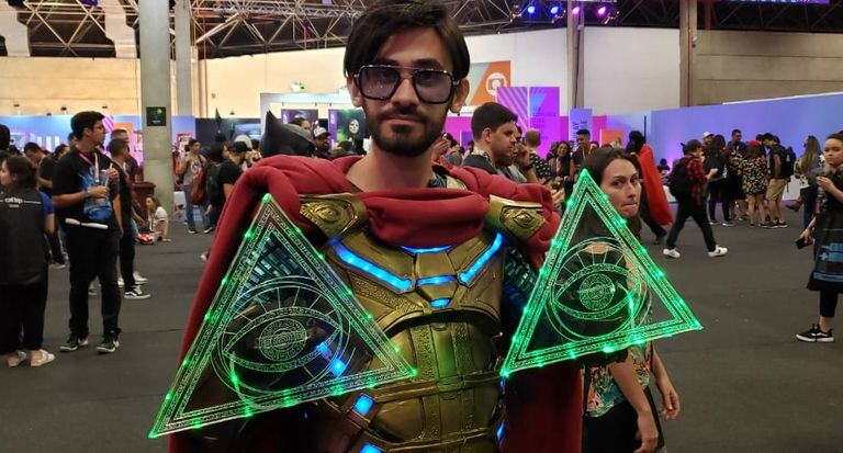 O designer e cosmaker Henrique Cavalcante, caracterizado como Mysterio, da Marvel.