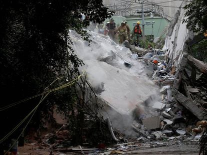 Bombeiros procuram vítimas sob escombros na Cidade do México, nesta quarta.