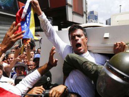 Diosdado Cabello, expoente da ala militar do chavismo, diz que as famílias dos mortos nos protestos de 2014 apresentarão queixas por homicídio contra o líder oposicionista