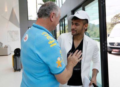 Felipão cumprimenta Neymar na chegada a Comary.