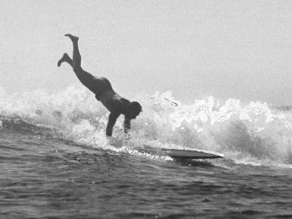 Nesta segunda-feira, dia 24, comemora-se 125 anos do nascimento de Duke Kahanamoku, considerado o inventor do surfe moderno. Na imagem, Kahanamoku em sua prancha de surfe durante uma competição na Califórnia (EUA).