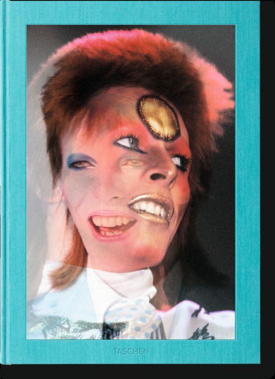 Se tem a carteira repleta, faz com uma cópia da edição limitada de 'Mick Rock. The rise of David Bowie', publicado por Taschen. Para fãs terminais.