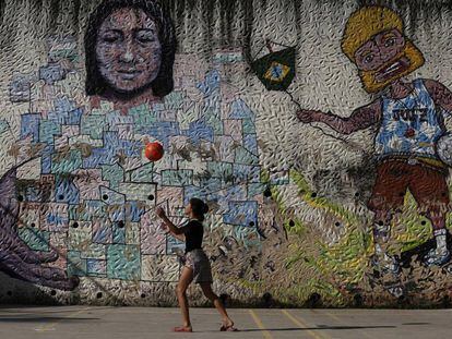 Menina no Vidigal (Rio).