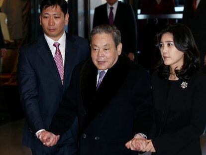 Lee Kun-hee, no centro, chega com uma das suas filhas a uma reunião da Samsung, em janeiro deste ano.
