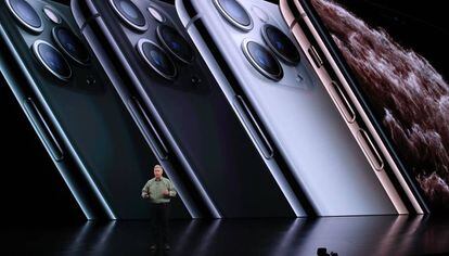 O vice-presidente de marketing mundial de produtos da Apple, Phil Schiller, apresenta o iPhone Pro.