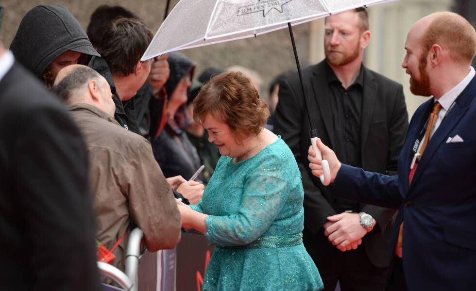 Susan Boyle assina autógrafos em Edimburgo, em julho de 2017