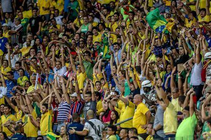 Torcida durante partida de futebol