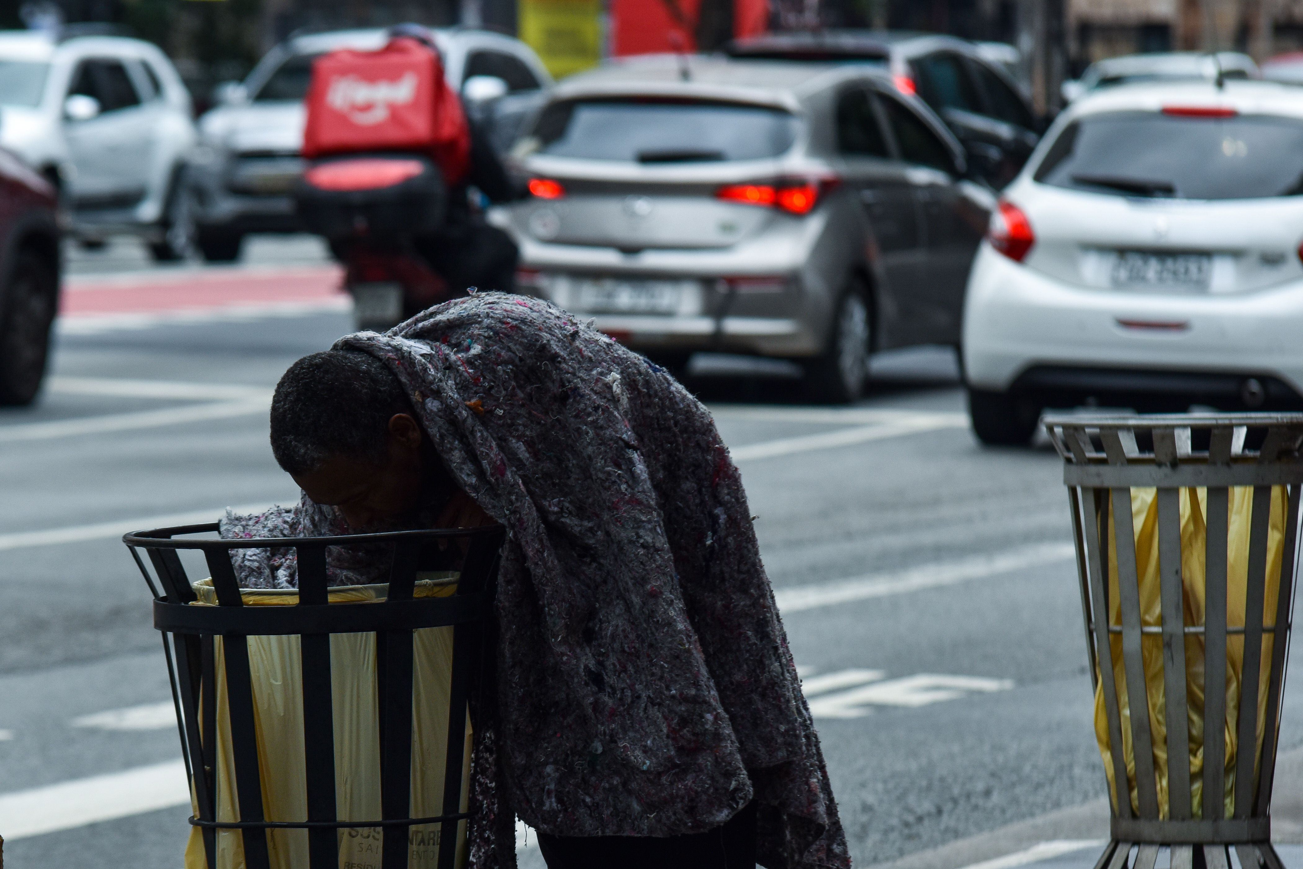São Paulo (SP), 29/06/2021 - Homem em situação de rua revira o lixo na Av. Paulista, SP.  Roberto Casimiro/Fotoarena/Agência O Globo