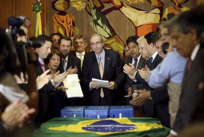 Opositores entregam pedido de impeachment para Cunha.