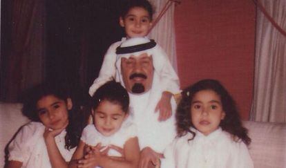 O rei Abdalá com suas filhas, em uma fotografia que subiu sua segunda mulher a sua conta de Twitter.