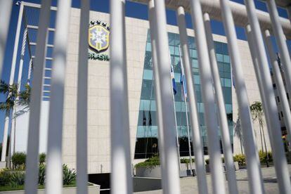 A fachada da CBF, sem o nome de Marin, que batizava o prédio no Rio.