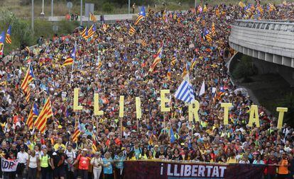 Manifestantes marcham pelas estradas em direção a Barcelona onde está marcada uma grande manifestação no final da tarde
