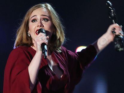 Adele, emocionada, recebe os prêmios do Brit Awards.