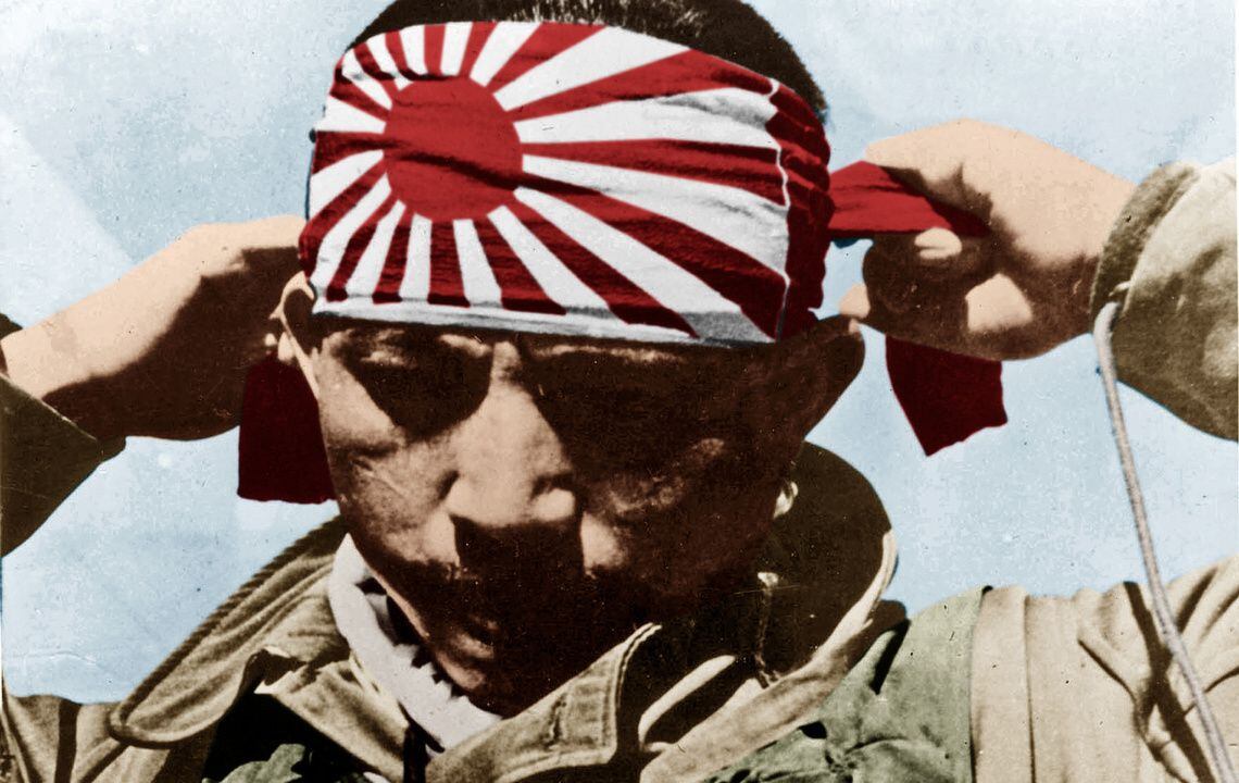 Un piloto suicida japonés se coloca el pañuelo ceremonial antes de su misión.