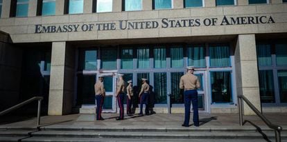 Soldado dos Marines vigiam a Embaixada dos EUA em Cuba.