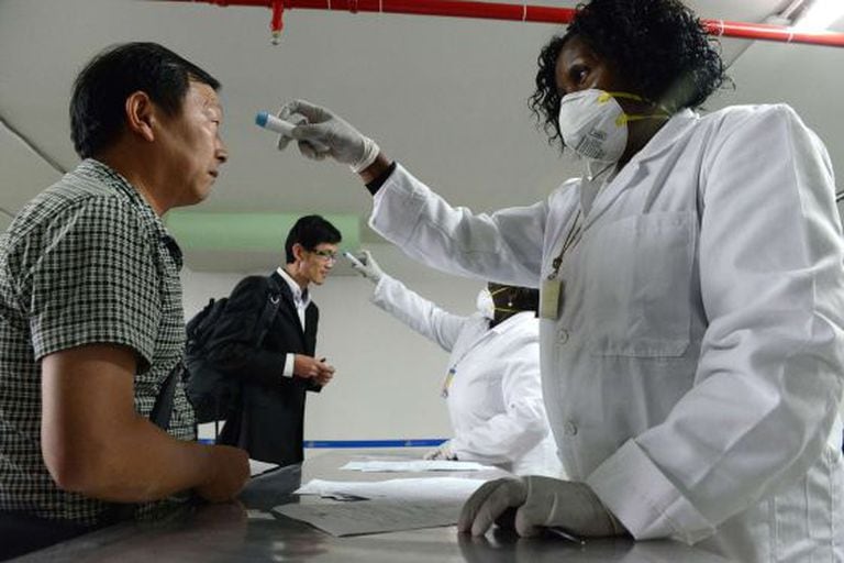 Passageiro tem a temperatura retirada no aeroporto do Quênia.