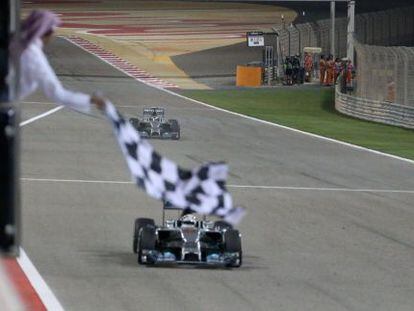Hamilton recebe a bandeirada da vitória.