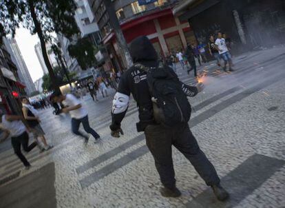 Manifestante durante protesto no centro de São Paulo. 