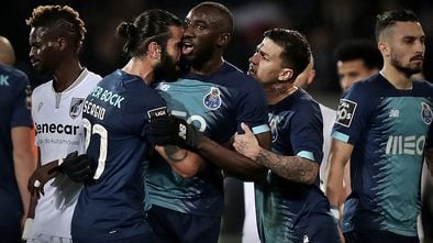 Marega é contido por colegas de time depois de ser insultado pela torcida rival.