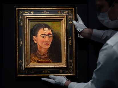 El autorretrato de Frida Kahlo 'Diego y yo', expuesto en la sala Sotheby's de Londres