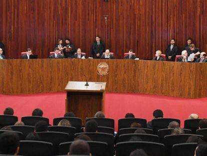 O Tribunal Superior Eleitoral, neste terça-feira, na sessão que vota o processo que pede a cassação do presidente.