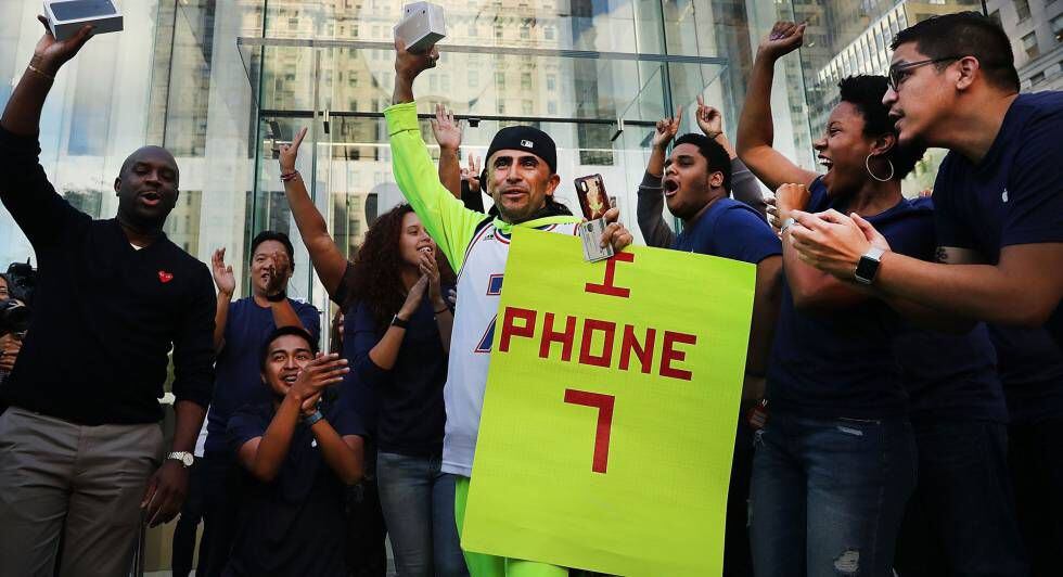 Um dos primeiros compradores do iPhone 7 na loja da Apple em Manhattan.