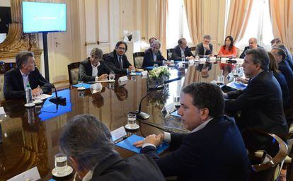 Mauricio Macri (esq.) na última reunião de gabinete de 2017.