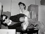 Johnny Marr e Morrissey, integrantes dos Smiths, nos fundos da loja de discos londrina Rough Trade, em 1983.
