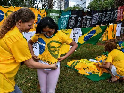 Venda de camisetas em apoio a Bolsonaro em Brasília.