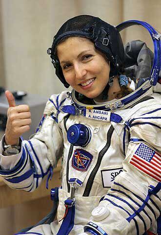 Anousheh Ansari, primeira mulher turista espacial, acena antes de embarcar para a ISS. 