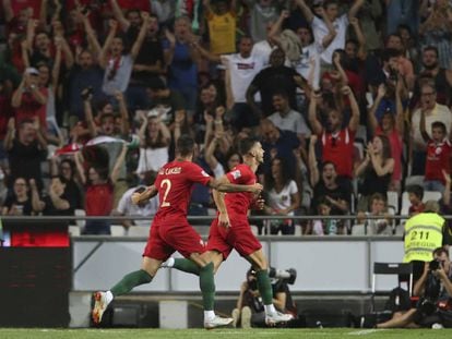 André Silva comemora o gol da vitória com João Cancelo em Lisboa.