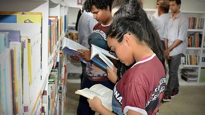 Programa Escola Digna leva bibliotecas a escolas do Maranhão.