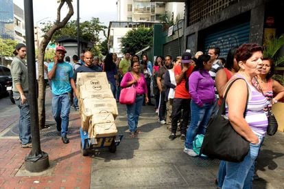 Venezuelanos fazem fila em supermercado de Caracas, em 12 de fevereiro.