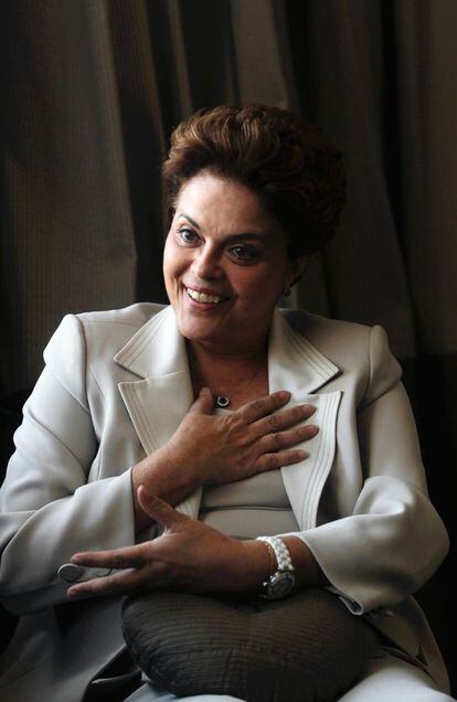 <strong>Lutou desde muito jovem para transformar o Brasil. Da presidência, encarou com êxito este ano os protestos sociais e a espionagem dos EUA da qual ela própria foi vítima</strong> <p>Por <b>Luiz Inácio Lula da Silva</b><p> Se eu tiver de escolher uma palavra para definir o caráter da presidenta Dilma Rousseff, esta palavra é coragem. Desde muito jovem esta companheira lutou para transformar o Brasil e melhorar a vida das camadas mais pobres. Foi perseguida, presa e torturada na ditadura, mas não abandonou seus ideais. Numa sociedade acostumada a ver sempre homens nas posições de comando, ela foi a primeira mulher secretária de Fazenda de sua cidade, a primeira ministra de Minas e Energia do Brasil, a primeira chefe da Casa Civil, a primeira presidenta. Em meu governo, ela reorganizou o setor de energia e levou eletricidade a 3 milhões de famílias no campo. Comandou o maior programa de infraestrutura de nossa época. Em seu governo, o país alcançou a marca de 36 milhões de pessoas resgatadas da miséria absoluta. Em meio à crise mundial, o Brasil da presidenta Dilma é o país de melhor desempenho no combate ao desemprego, que caiu a 5,2%. 2014 será um grande ano para o Brasil, não apenas pela realização da Copa do Mundo de Futebol. O país estará colhendo os frutos que a presidenta Dilma plantou: a exploração do petróleo do pré-sal, as concessões de aeroportos, rodovias e portos, os grandes investimentos em educação, saúde e saneamento. Será o ano do reconhecimento da seriedade e competência dessa corajosa mulher brasileira.