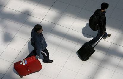 Dois passageiros chegam ao aeroporto de Havana.