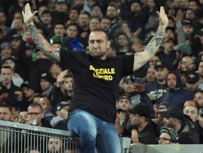 Um dos torcedores do Napoli que negociaram o início da partida.