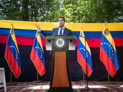 O líder oposicionista venezuelano Juan Guaidó concede entrevista coletiva em Caracas, na terça-feira.