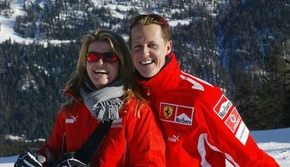 Michael Schumacher e sua esposa, Corinna, na neve.