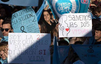 Manifestantes contra a legalização do aborto em Buenos Aires.