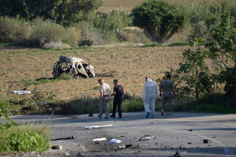 A polícia e especialistas forenses no local da explosão em 16 de outubro.