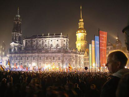 Simpatizantes do Pegida protestam em Dresden.