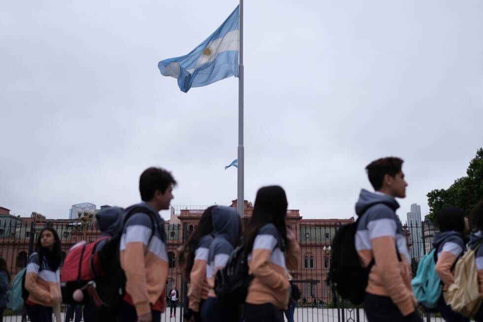 Um grupo de estudantes passa pela Casa Rosada, em Buenos Aires, nesta terça-feira.