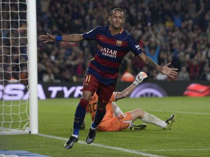 Neymar comemora gol contra o Rayo, no Camp Nou.