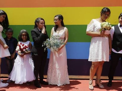 Casais homossexuais durante cerimônia de casamento coletivo em São Paulo, em dezembro.