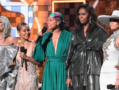 De esquerda a direita, Lady Gaga, Jada Pinkett-Smith, Alicia Keys, Michelle Obama e Jennifer Lopez, nos Grammy. Em vídeo, os melhores momentos da gala.