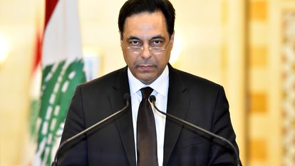 Hassan Diab durante anúncio de sua demissão do cargo de primeiro-ministro do Líbano, nesta segunda.