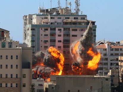 A aviação israelense derruba torre de 12 andares, sede da Associated Press e da Al Jazeera, neste sábado. No vídeo, o momento em que o edifício desaba.