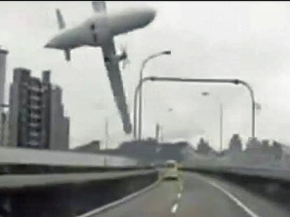 Momento em que o avião chocou-se contra o viaduto.